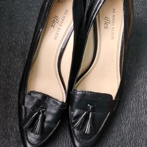 Size 9 AK Anne Klein tassel pumps